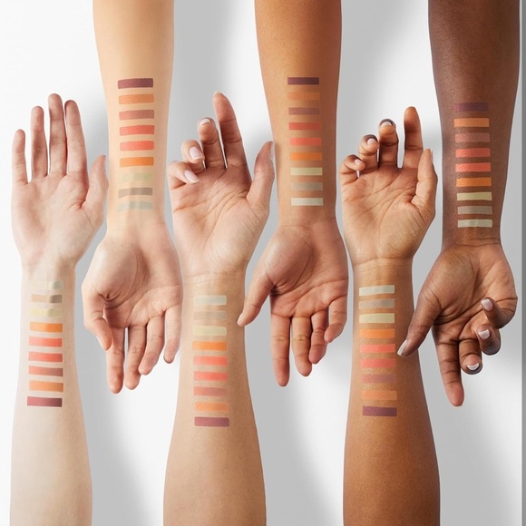 The Crème Shop x Pompompurin Golden Dream Eyeshadow Palette - Picture 3 of 3